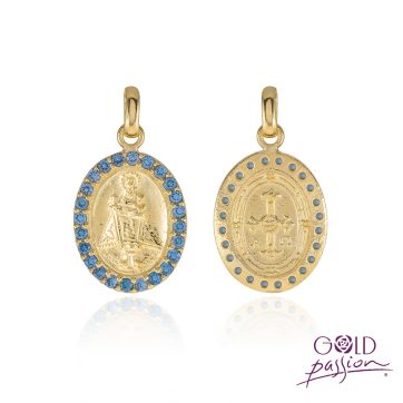 Medalla Virgen de Covadonga en plata chapada en oro de 18 quilates con circonitas aguamarina
