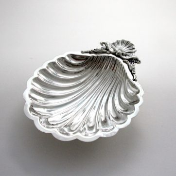 Concha Bautismo Belén fabricada en plata 925MM con tres Berberechos de patas.