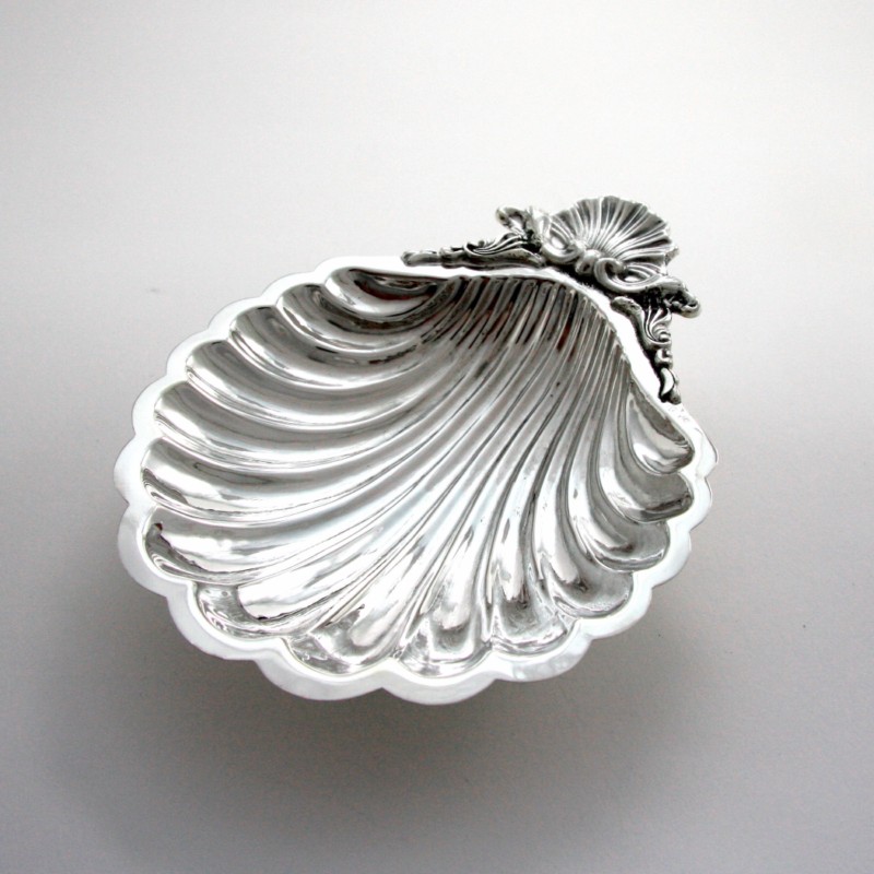 Concha Bautismo Belén con tres Berberechos de patas. Concha Bautismo Belén fabricada en plata 925MM con tres Berberechos de patas.