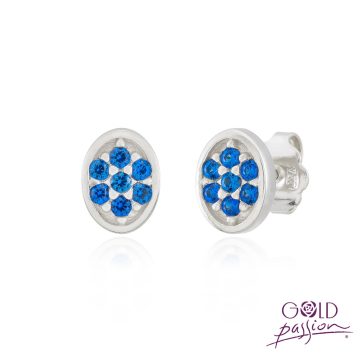 Pendientes en forma oval de plata chapada con circonitas color azul zafiro.