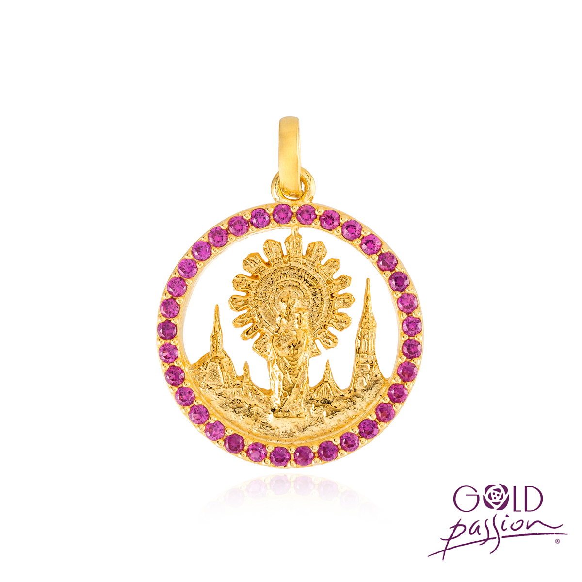 Medalla de Virgen del Pilar calada fabricada en plata con baño de oro de 18 kts con circonitas rojo rubí Medalla de Virgen del Pilar calada fabricada en plata con baño de oro de 18 kts con circonitas rojo rubí